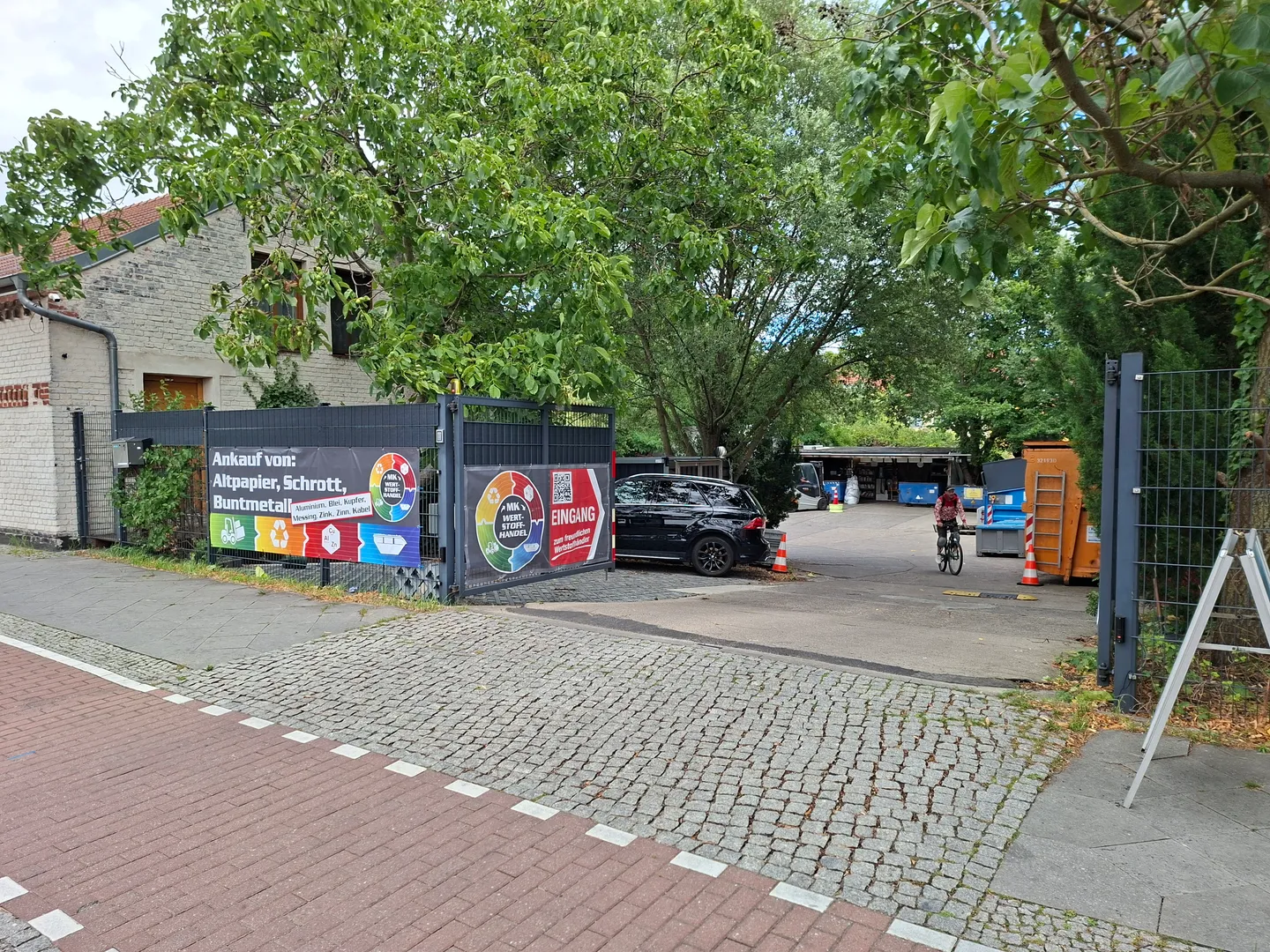Einfahrt von MK-Wertstoffhandel in Berlin-Biesdorf